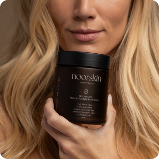 Mulher mostrando Renaissance Noorskin