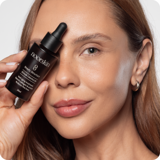 Mulher mostrando sérum Noorskin