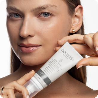 Mulher mostrando protetor solar Urban suncare Noorskin