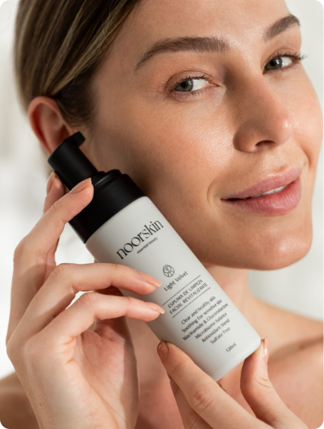 mulher mostrando espuma de limpeza facial Light-velvet, da marca noorskin