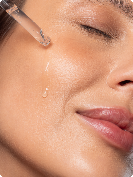 mulher aplicando serum facial para hidratar o rosto durante o skincare