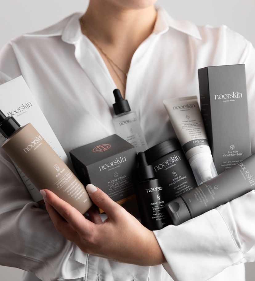 Linha completa de produtos Noorskin, incluindo nutricosméticos, séruns, cuidados corporais, gel e espuma de limpeza facial, hidratantes e protetor solar, em destaque na campanha de Black Friday com 30% de desconto