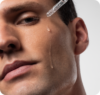 Homem aplicando o sérum hidratante Natural Light da Noorskin com niacinamida e ácido hialurônico durante a campanha de Black Friday com 30% de desconto