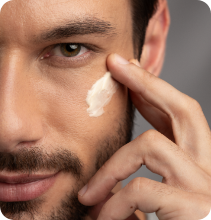 Homem aplicando o hidratante facial da noorskin, que está com 30% off em todos os hidratantes