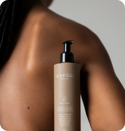 Mulher mostrando o hidratante corporal durante seu skincare corporal, que está com 30% off na black friday da noorskin