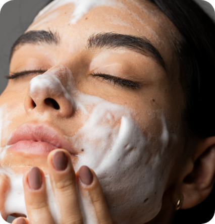 Mulher aplicando a espuma de limpeza facial da noorskin, que está com 30% off na black friday