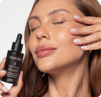 Mulher aplicando o sérum firmador Beauty Structure da Noorskin no rosto durante a campanha de Black Friday com 30% off