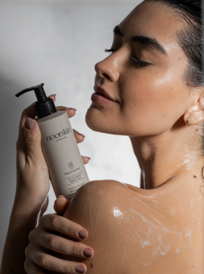Duas mulheres segurando os produtos fresh start e true skin