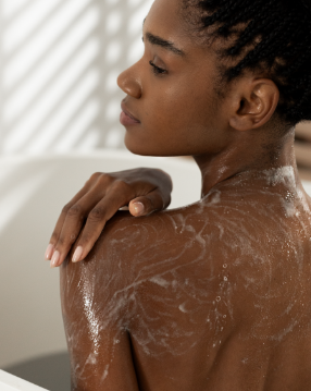 Homem segurando true skin