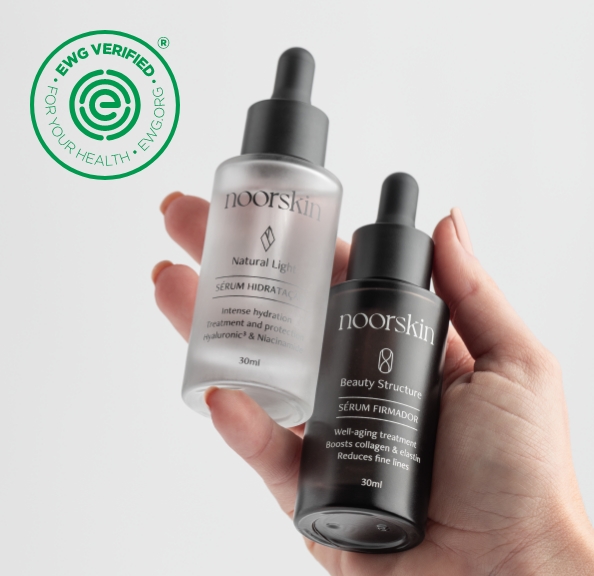 mulher tomando banho e segurando o gel de banho da noorskin