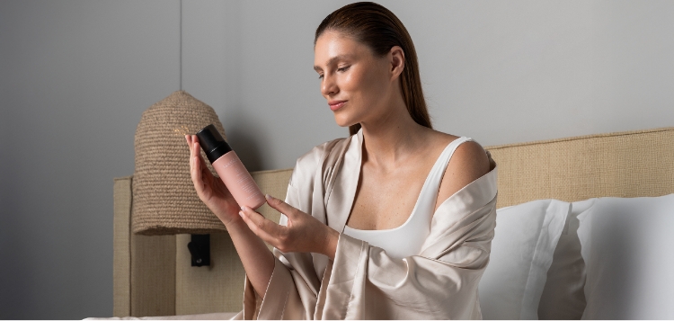 Mulher feliz e sorridente, aparência natural, capturada em um momento de alegria e bem-estar.