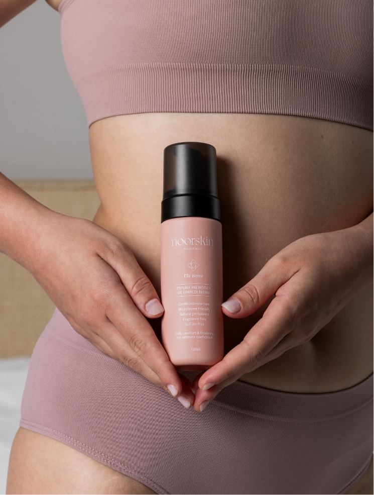 Imagem de mulher vestida com roupas rosa, segurando Produto Ella biome