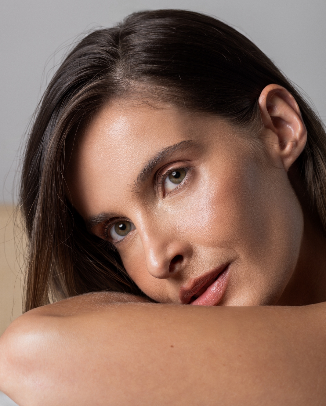 Close-up de rosto de uma mulher, exibindo expressão serena e natural