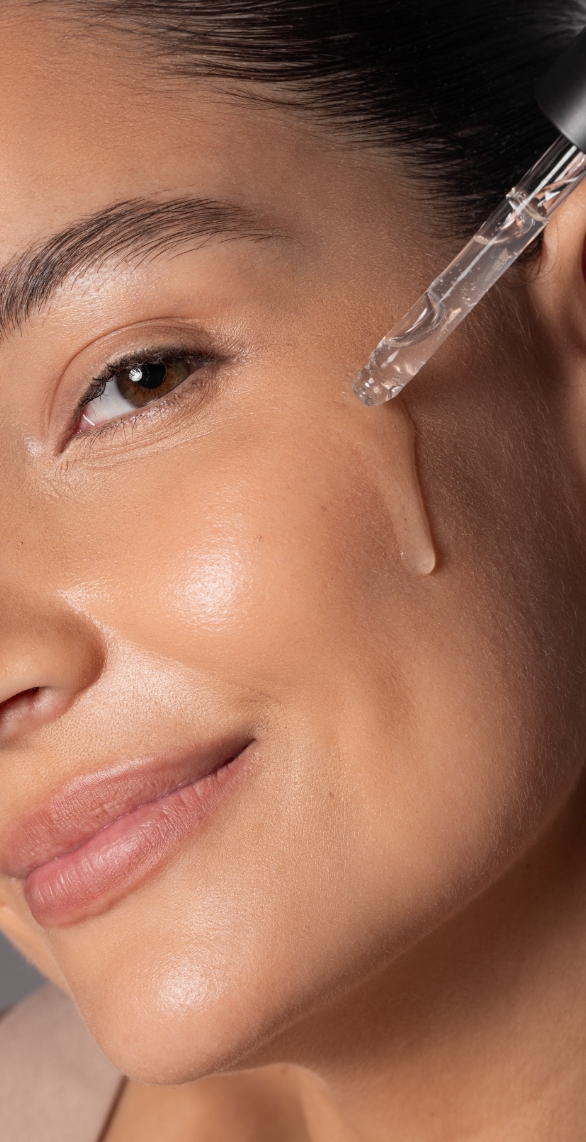 Mulher utilizando serum Beauty Structure