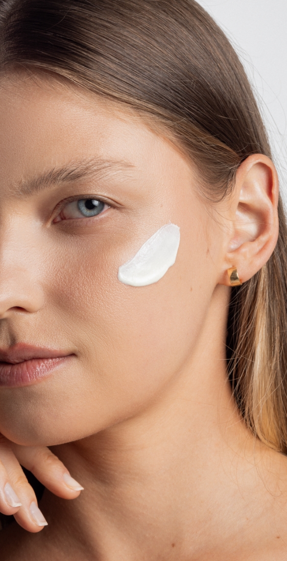 Mulher usando protetor Urban Suncare