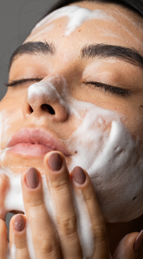 Mulher utilizando o produto Light Velvet