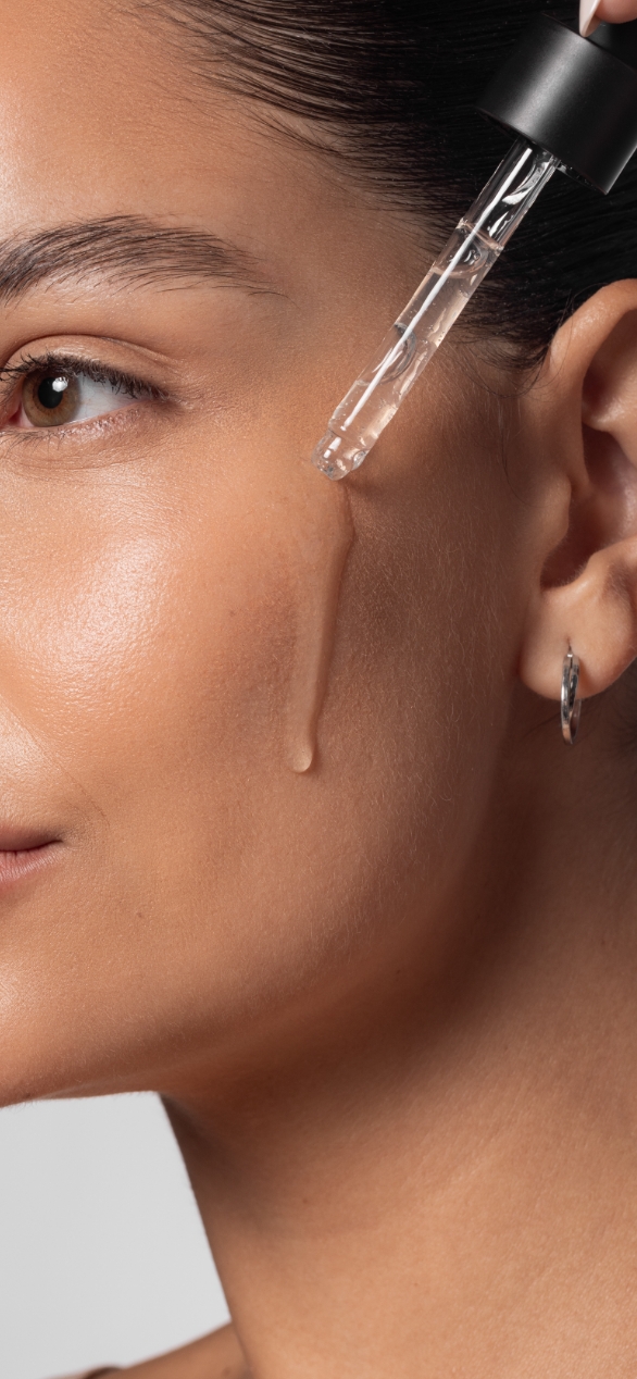 Mulher utilizando sérum