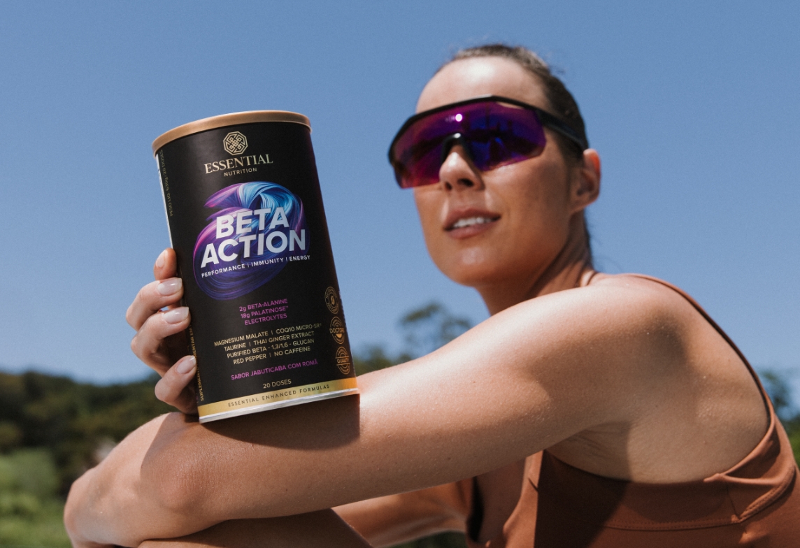 Mulher mostrando Beta Action Essential Nutrition
