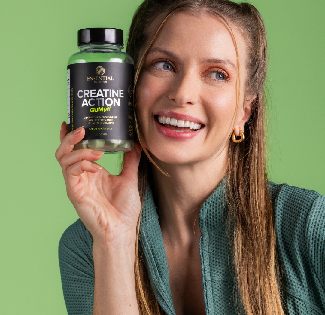 Mulher mostrando Creatine Gummy Essential Nutrition
