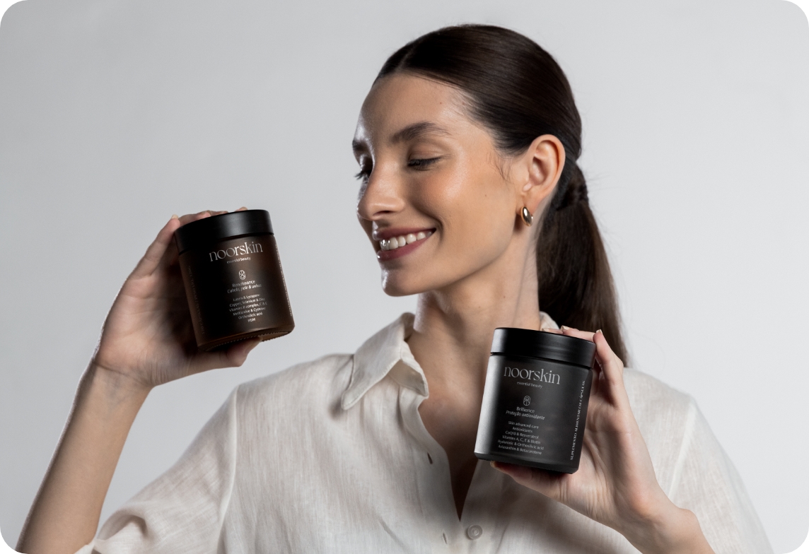 Mulher mostrando Beta Action Essential Nutrition