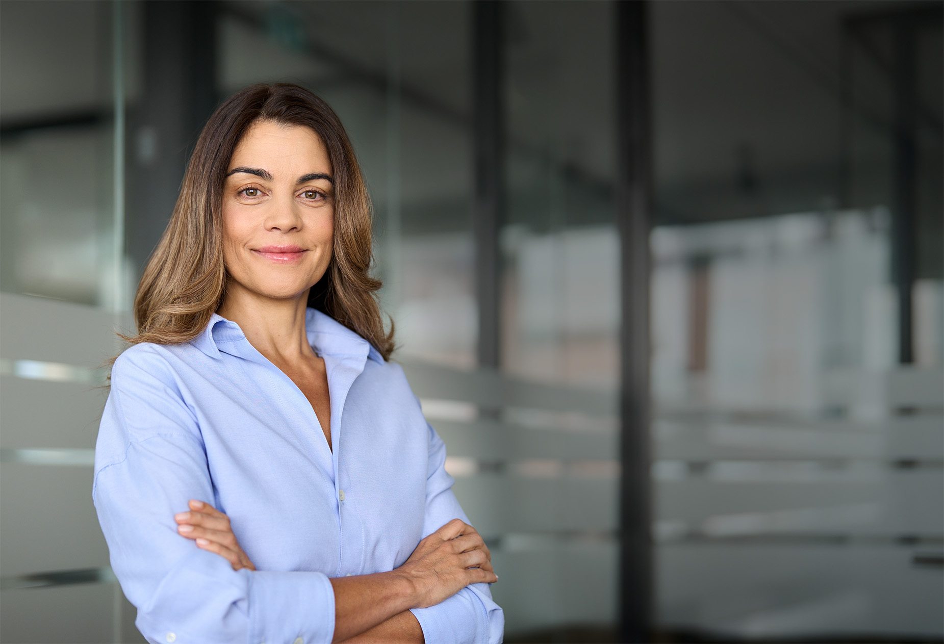 Médica sorridente ao ar livre usando uniforme azul e mochila, aproveitando a semana do médico Essential Nutrition.