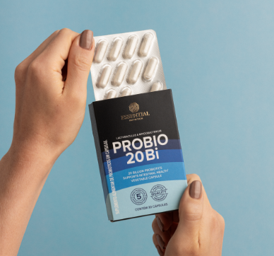 Mulher segurando uma toalha esportiva Essential Nutrition brinde exclusivo semana do médico.