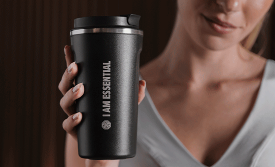Pessoa colocando suplemento Muscle Synergy em uma bolsa de academia I AM ESSENTIAL brinde exclusivo semana do médico.
