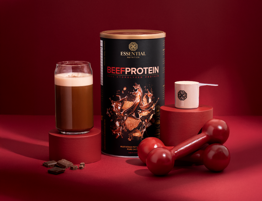 foto do latão do beef protein sabor cacau com 30 doses ao centro, ao lado direito há um scoop com 24g de proteína sem lactose, ao lado esquerdo um copo com a proteína isolada e 100% hidrolisada em peptídeos pronta para beber