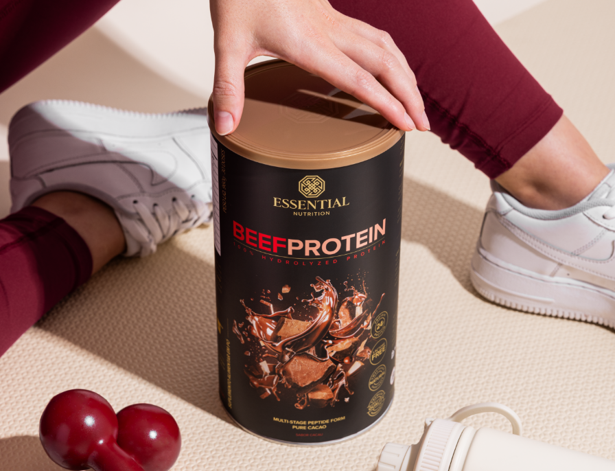 foto de uma mulher com as mãos em cima de um latão de 30 doses de beef protein sabor cacau