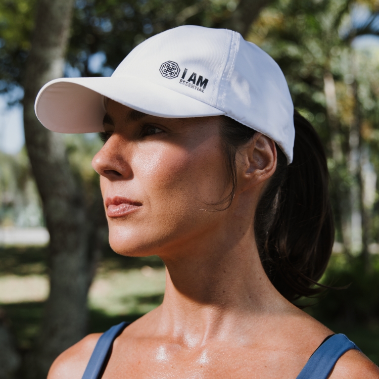 foto de uma mulher de perfil utilizando o boné de treino da essential nutrition com tecnologia dry fit na cor preta