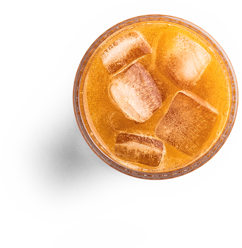 Um copo de suco de laranja com cubos de gelo, refrescante e vibrante, em um fundo neutro.