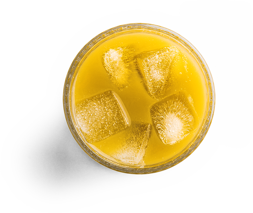 Um copo de suco de laranja fresco, servido em uma mesa clara.