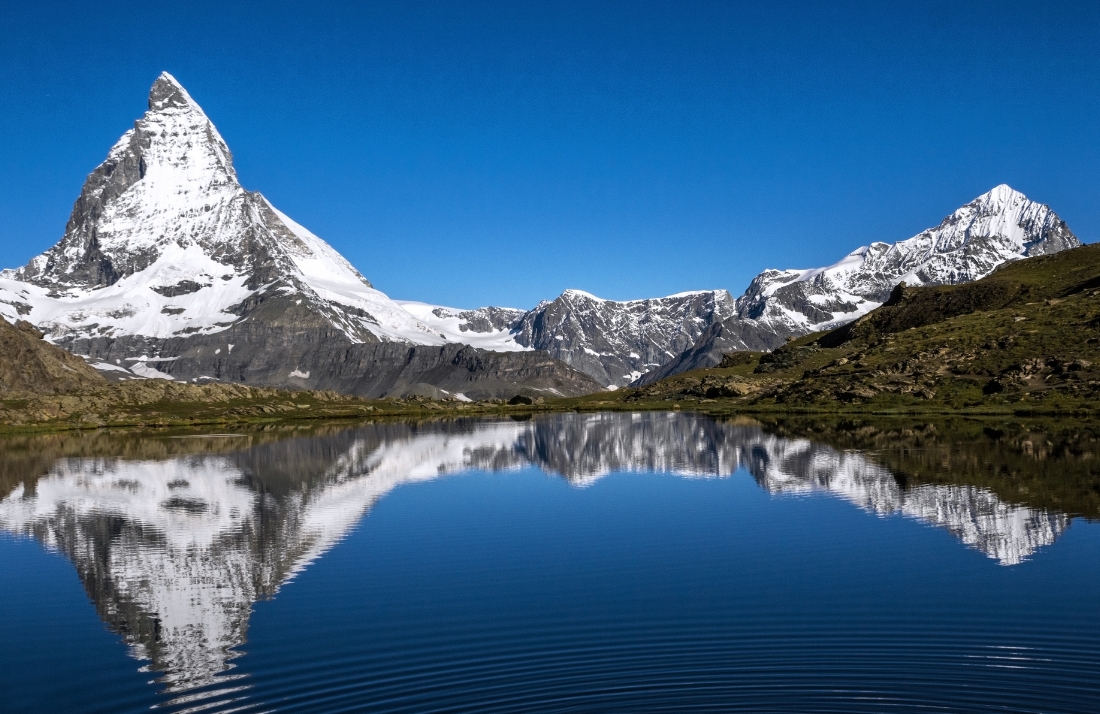 Paisagem com um rio na neve