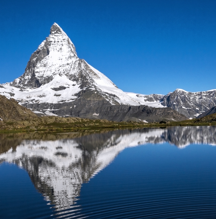 Paisagem com um rio na neve