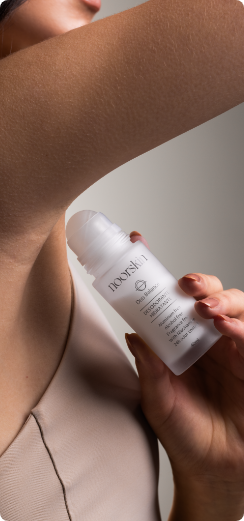 Mulher aplicando Deo Balance e composição do produto
