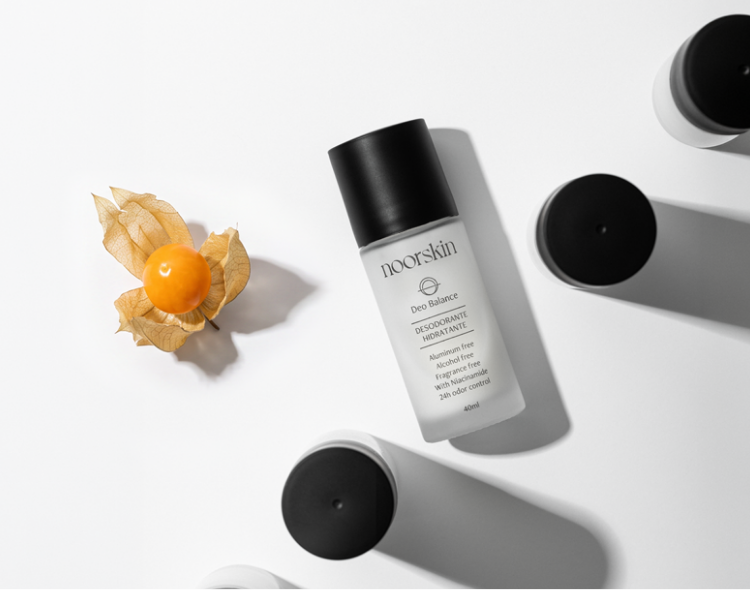 Mulher aplicando Deo Balance e composição do produto