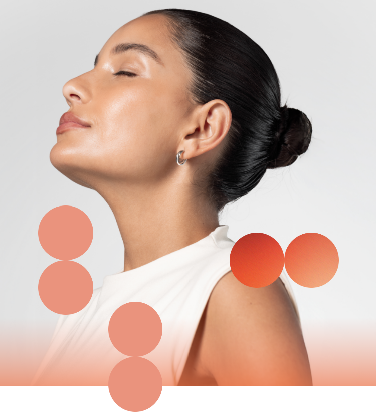 Mulher em um terno laranja sentada em uma cadeira, com expressão confiante e postura relaxada.