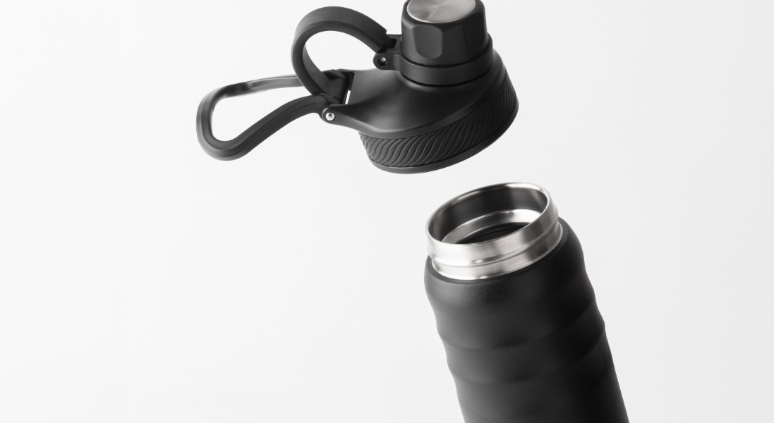 foto da garrafa preta i am essential com design ergonomico