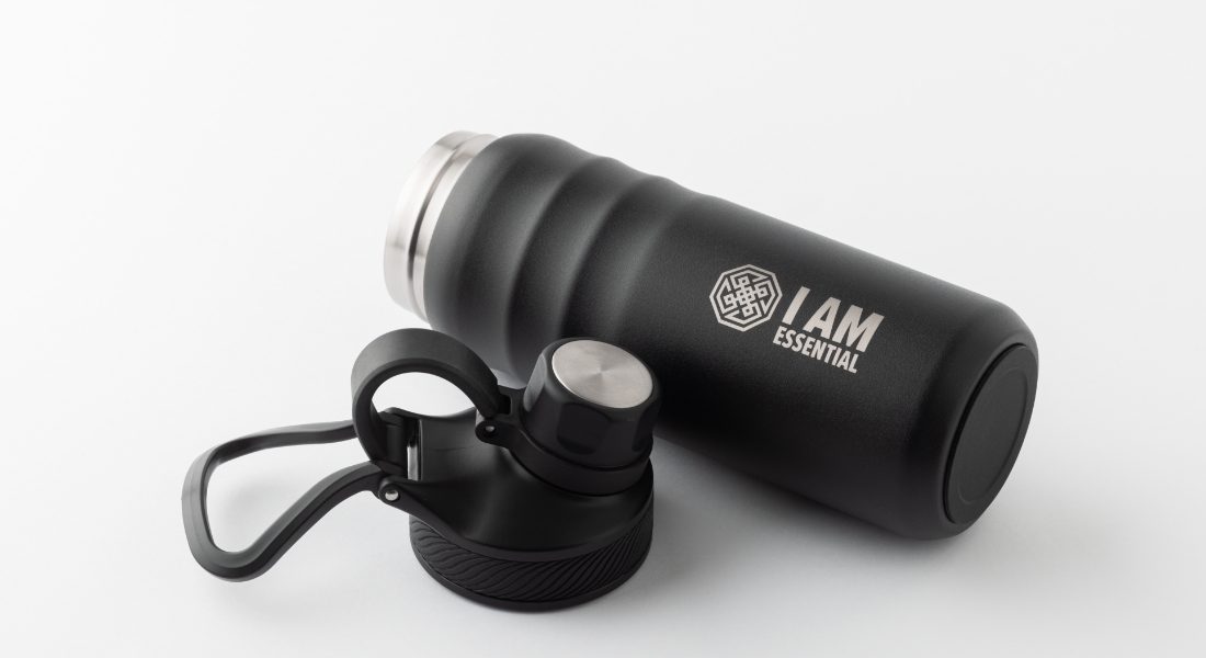 foto da garrafa preta i am essential apresentando o selo bpa free para um produto não tóxico