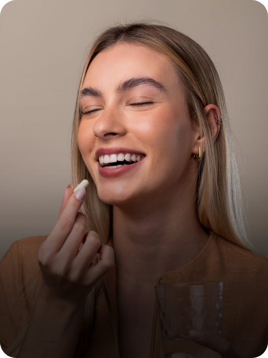 Uma mulher sorrindo e tirando da mochila um ponte de creatina em gomas da essential nutrition.