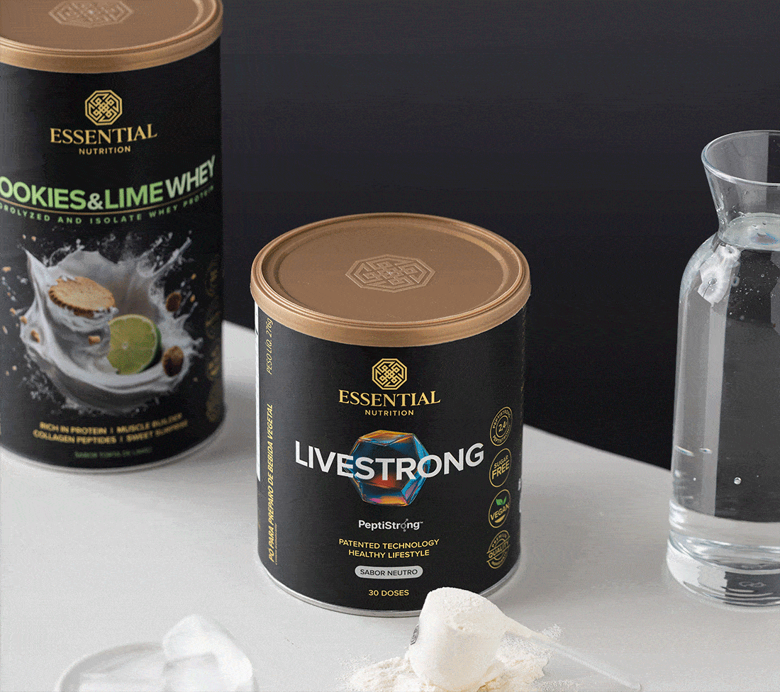 Livestrong sabor neutro, com a dose a frente, e produtos Essential Nutrition aparecendo de fundo.