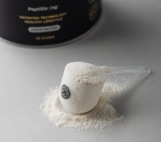 Pó de proteína, com embalagem destacando benefícios e ingredientes saudáveis.