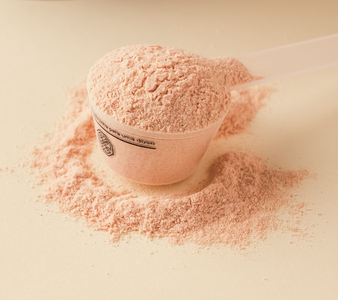 Pó de proteína, com embalagem destacando benefícios e ingredientes saudáveis.