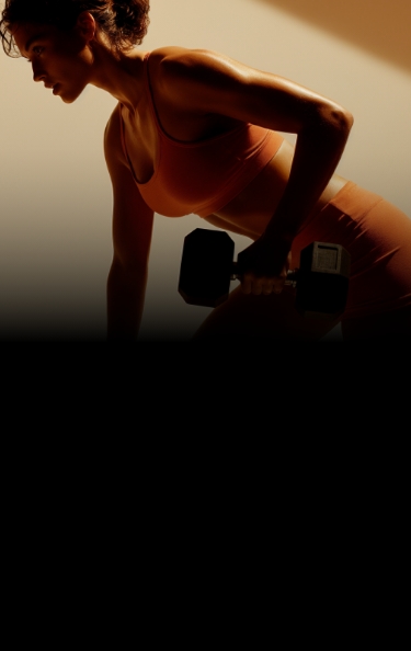 Silhueta de uma mulher usando um top esportivo, destacando sua postura atlética e confiante.