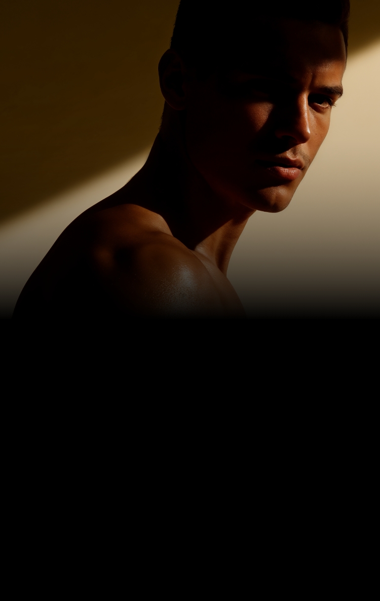 Silhueta de um homem com barba, destacando-se contra um fundo claro.