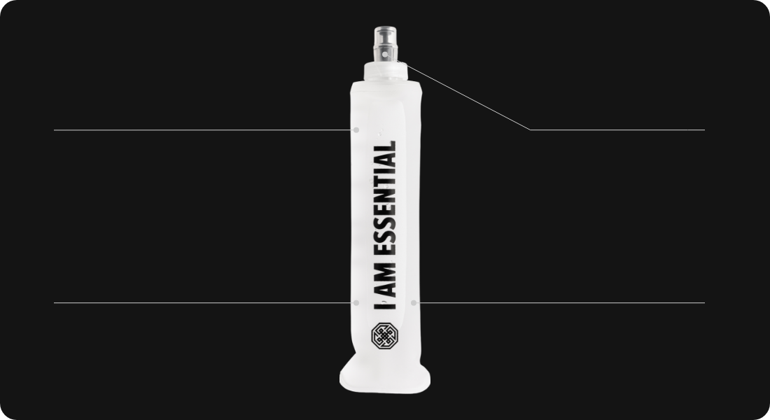 foto da garrafa para corrida da essential nutrition com material livre de bpa e pvc, valvula de vedamento automático, design flexível e capacidade de 350ml