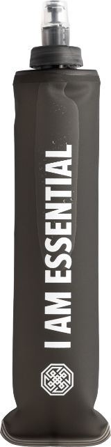 foto da garrafa para corrida da essential nutrition com material livre de bpa e pvc, valvula de vedamento automático, design flexível e capacidade de 350ml