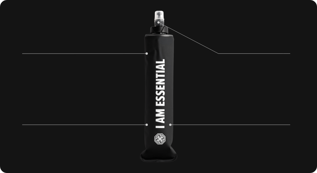 foto da garrafa para corrida da essential nutrition com material livre de bpa e pvc, valvula de vedamento automático, design flexível e capacidade de 350ml