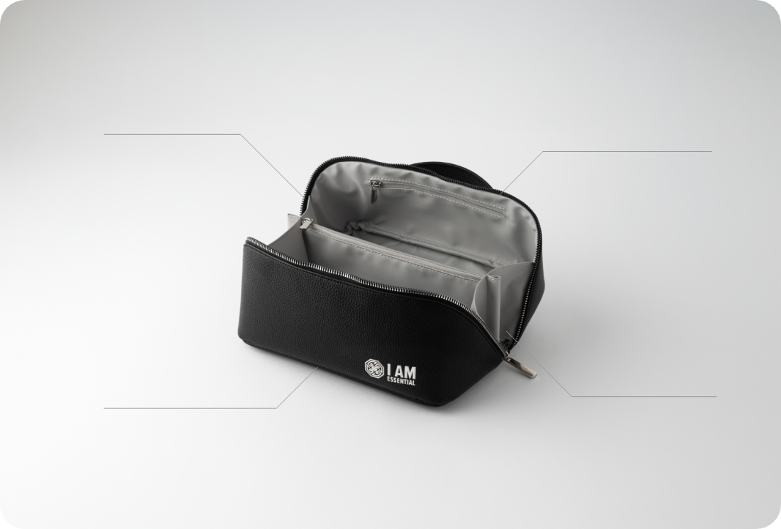 imagem mostrando em detalhes as partes internas da necessaire preta da essential nutrition, com bolsos internos e divisória central
