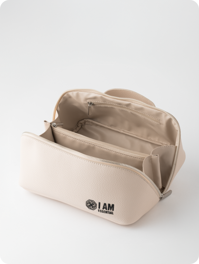 imagem mostrando em detalhes as partes internas da necessaire preta da essential nutrition, com bolsos internos e divisória central